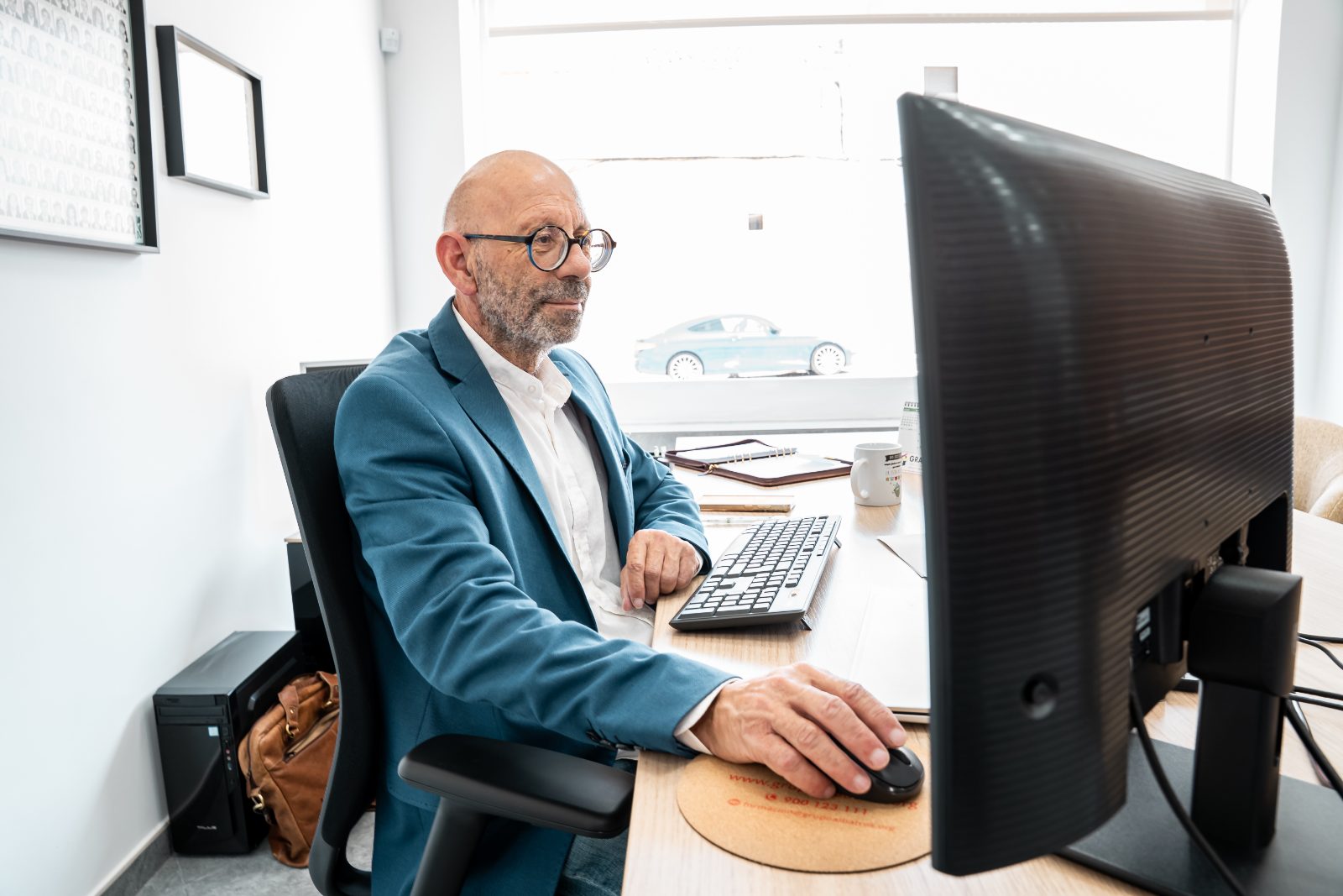 Revisando la contabilidad en la oficina